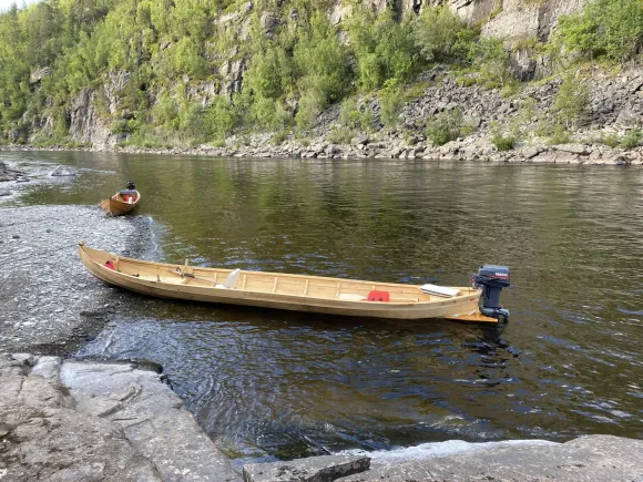 Vendia:sta tehty Jokivene Alta joen rannalla 