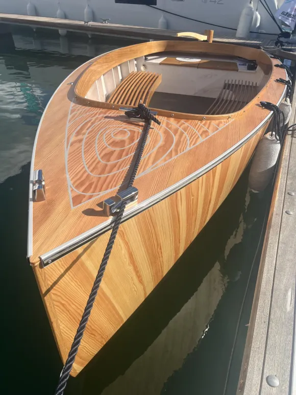 The Bluetree 5 electric motorboat in the water frontview