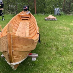 Das fertige, aus Vendia gebaute Boot fuer den Alta-Fluss