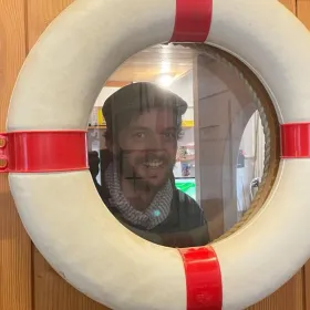 Florian schaut durch einen Rettungsring